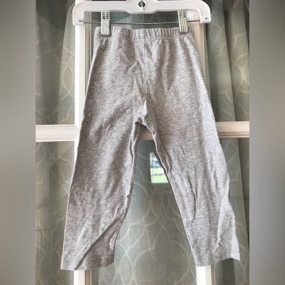 Carter’s 5T gray capri-length leggings in PLAY condition for a small hole - Picture 3 of 4